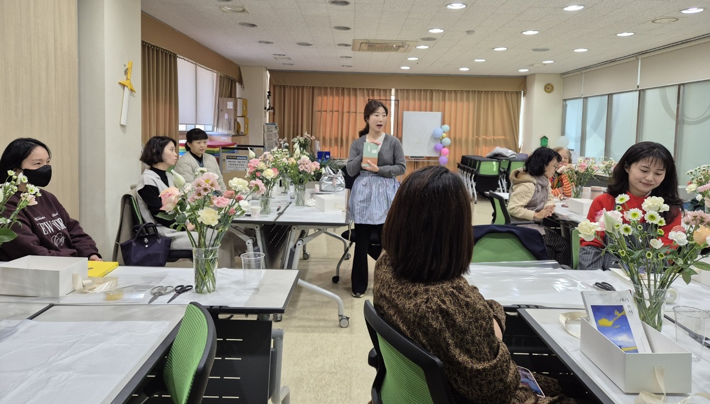 양곡도서관, ‘당신을 위한, 꽃 속에 책’ 성료 이미지